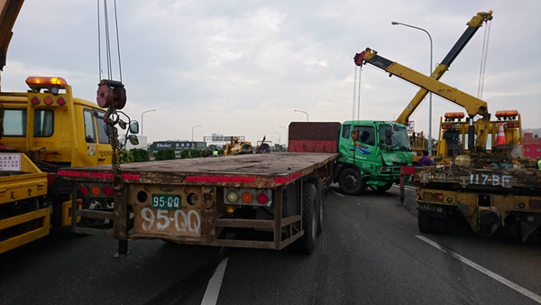 中山高南下近彰化交流道重大車禍 5車連環撞1人掛彩2.png