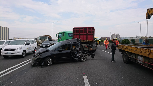 中山高南下近彰化交流道重大車禍 5車連環撞1人掛彩4.png