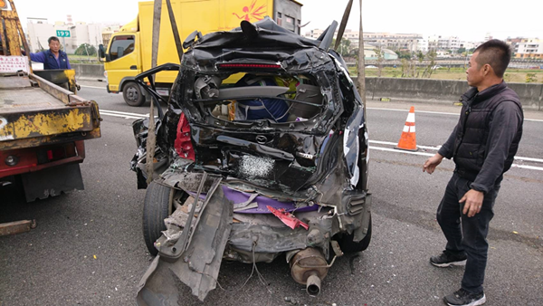 中山高南下近彰化交流道重大車禍 5車連環撞1人掛彩3.png