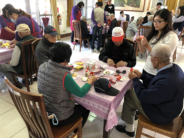 彰化榮家手作春節吊飾 高苑科大與住民共享年節氣氛1.png