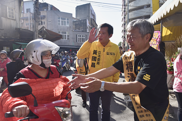 黃國昌立委南下彰化為楊澤民輔選 鹿港菜市場掃街拜票兼拜年2.png