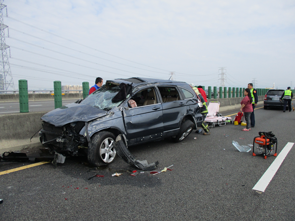 國道三號南下彰化市路段 3輛車連環追撞事故所幸僅2輕傷1.png 國道三號南下彰化市路段 3輛車連環追撞事故所幸僅2輕傷1.png