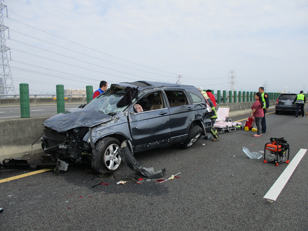 國道三號南下彰化市路段 3輛車連環追撞事故所幸僅2輕傷1.png