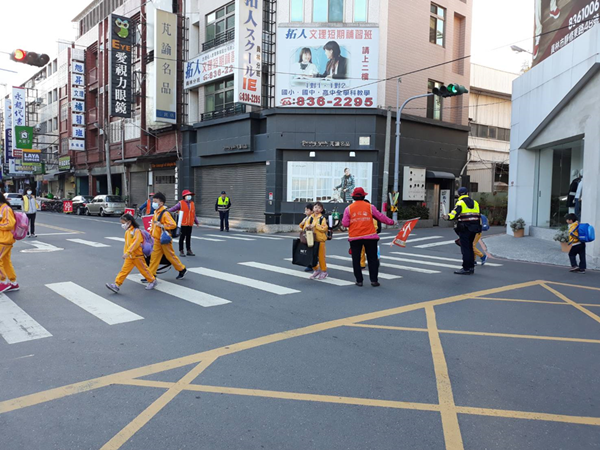 開學日員林警分局護童安心上學2.png