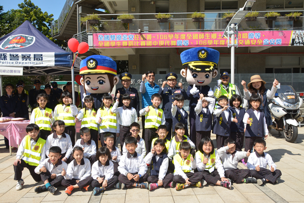 開學日彰化縣警察局走進信義國中小 大小警察齊護童加強自我防衛1.png 開學日彰化縣警察局走進信義國中小 大小警察齊護童加強自我防衛1.png