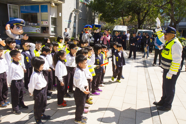 開學日彰化縣警察局走進信義國中小 大小警察齊護童加強自我防衛3.png 開學日彰化縣警察局走進信義國中小 大小警察齊護童加強自我防衛3.png