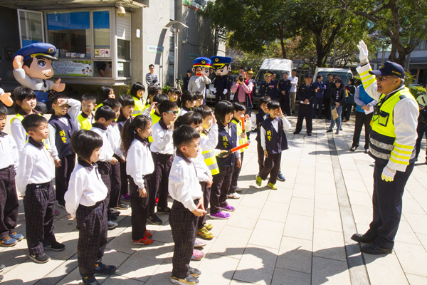 開學日彰化縣警察局走進信義國中小 大小警察齊護童加強自我防衛3.png