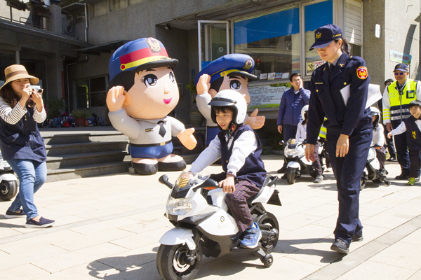 開學日彰化縣警察局走進信義國中小 大小警察齊護童加強自我防衛2.png 開學日彰化縣警察局走進信義國中小 大小警察齊護童加強自我防衛2.png