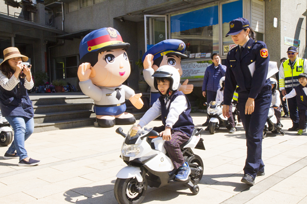 開學日彰化縣警察局走進信義國中小 大小警察齊護童加強自我防衛2.png