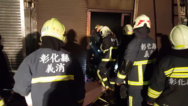 鹿港鎮鹿草路透天厝火警 屋主母子2人嗆傷送醫1.png 鹿港鎮鹿草路透天厝火警 屋主母子2人嗆傷送醫1.png