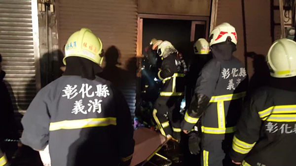 鹿港鎮鹿草路透天厝火警 屋主母子2人嗆傷送醫1.png