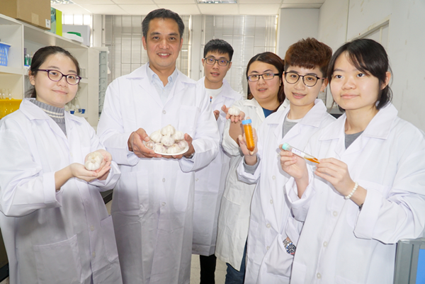 大葉大學藥保系蔡仁傑老師(左二)帶領學生與澄清醫院合作,研究大蒜是否能抗過敏.png 大葉大學藥保系蔡仁傑老師(左二)帶領學生與澄清醫院合作,研究大蒜是否能抗過敏.png