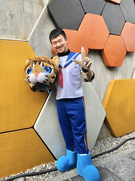 大葉大學休閒系大四生張崇瑜參與花博兒童劇「山櫻花之環」,演出「石弟」一角.png 大葉大學休閒系大四生張崇瑜參與花博兒童劇「山櫻花之環」,演出「石弟」一角.png