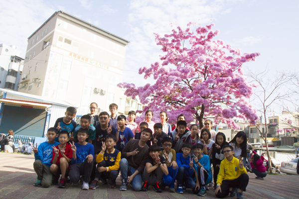 彰化南郭國小紅花風鈴木盛開 遊客大讚比日本櫻花更美2.png 彰化南郭國小紅花風鈴木盛開 遊客大讚比日本櫻花更美2.png