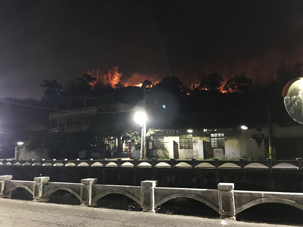 彰化市岸頭巷火燒山 警義消整天疲命灌救1.png 彰化市岸頭巷火燒山 警義消整天疲命灌救1.png