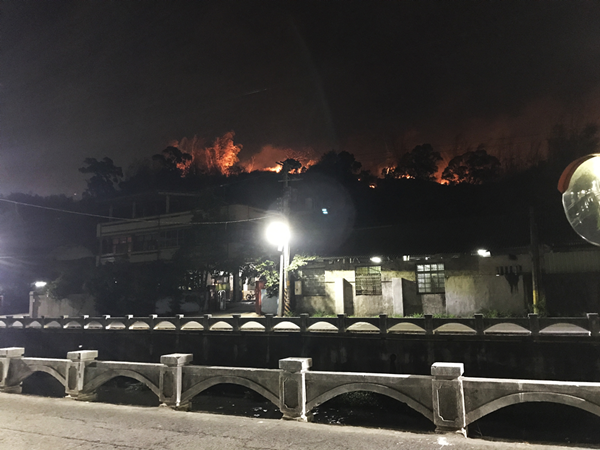 彰化市岸頭巷火燒山 警義消整天疲命灌救1.png