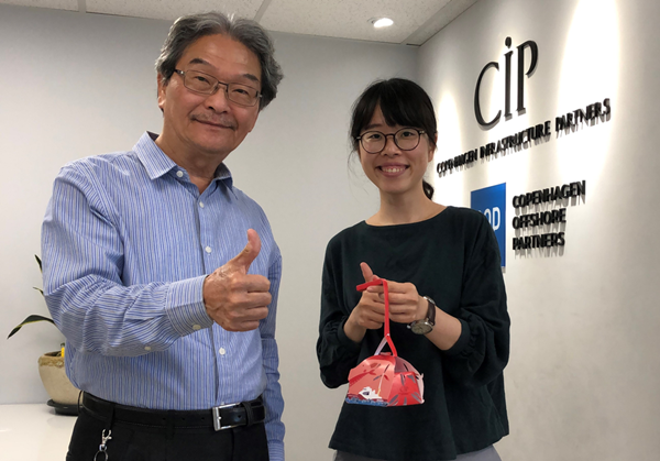 CIP彰化推動辦公室秘書長戴瑞文與地方關係專員詹羑律提風機花燈與大家歡慶元宵.png CIP彰化推動辦公室秘書長戴瑞文與地方關係專員詹羑律提風機花燈與大家歡慶元宵.png