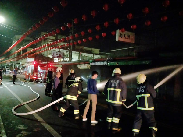彰化社頭鄉菜市場深夜大火 打火兄弟迅速控制火勢1.png 彰化社頭鄉菜市場深夜大火 打火兄弟迅速控制火勢1.png