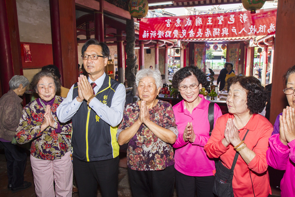 威惠宮點光明燈祈福 彰化市公所點亮低收入戶與獨居長者一片光明4.png