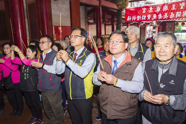 威惠宮點光明燈祈福 彰化市公所點亮低收入戶與獨居長者一片光明3.png 威惠宮點光明燈祈福 彰化市公所點亮低收入戶與獨居長者一片光明3.png