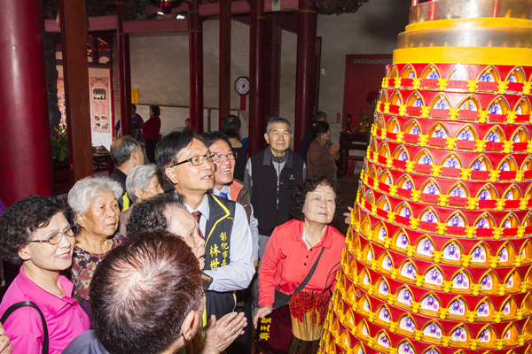 威惠宮點光明燈祈福 彰化市公所點亮低收入戶與獨居長者一片光明1.png 威惠宮點光明燈祈福 彰化市公所點亮低收入戶與獨居長者一片光明1.png