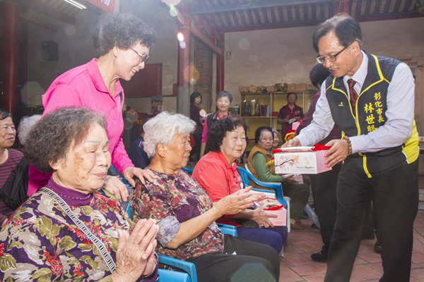 威惠宮點光明燈祈福 彰化市公所點亮低收入戶與獨居長者一片光明6.png