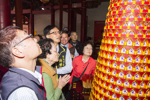 威惠宮點光明燈祈福 彰化市公所點亮低收入戶與獨居長者一片光明2.png 威惠宮點光明燈祈福 彰化市公所點亮低收入戶與獨居長者一片光明2.png
