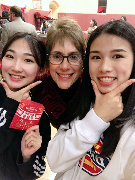 大葉大學休閒大四生顏宇吟(左)、程詩涵(右)與春田大學國際長Alm_Deborah(中)合照.png 大葉大學休閒大四生顏宇吟(左)、程詩涵(右)與春田大學國際長Alm_Deborah(中)合照.png