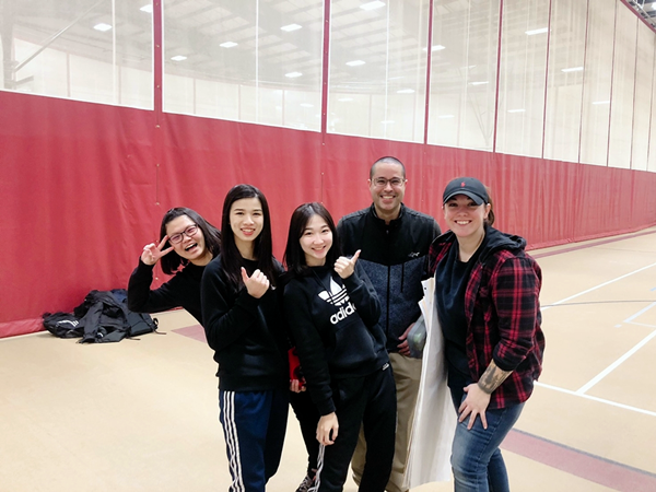大葉大學休閒大四生顏宇吟(中)、程詩涵(左二)與美國老師合影.png 大葉大學休閒大四生顏宇吟(中)、程詩涵(左二)與美國老師合影.png
