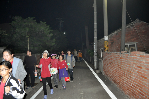 民權國小師生提燈籠遊五俊村 展現華德福全人教育的美好1.png 民權國小師生提燈籠遊五俊村 展現華德福全人教育的美好1.png