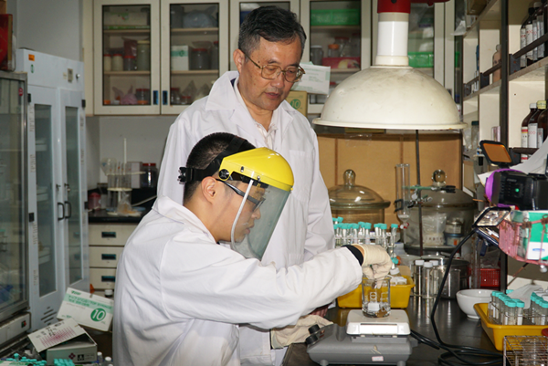 大葉大學環工系李清華教授指導學生做實驗.png 大葉大學環工系李清華教授指導學生做實驗.png