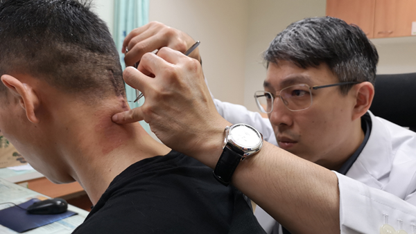 越南籍男子手麻險癱 彰基微創頸椎手術救命2.png 越南籍男子手麻險癱 彰基微創頸椎手術救命2.png