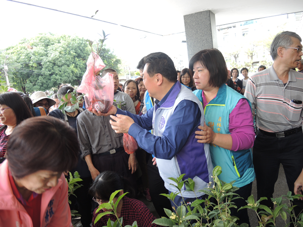 員林市公所響應植樹節 二千株樹苗兌換一空2.png 員林市公所響應植樹節 二千株樹苗兌換一空2.png