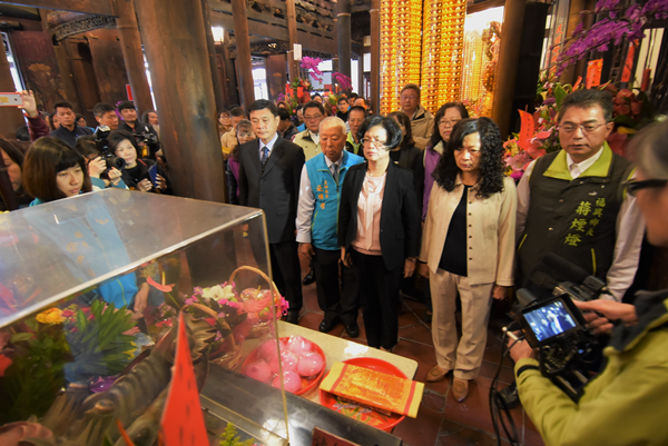 鹿港慶端陽夜間龍舟賽不停辦 王惠美擲四筊擇定5月11日龍王祭2.png 鹿港慶端陽夜間龍舟賽不停辦 王惠美擲四筊擇定5月11日龍王祭2.png
