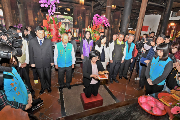 鹿港慶端陽夜間龍舟賽不停辦 王惠美擲四筊擇定5月11日龍王祭1.png 鹿港慶端陽夜間龍舟賽不停辦 王惠美擲四筊擇定5月11日龍王祭1.png