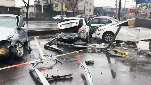 天雨路滑小心行車！駕駛像打保齡球衝撞保齡球館停車場2.png