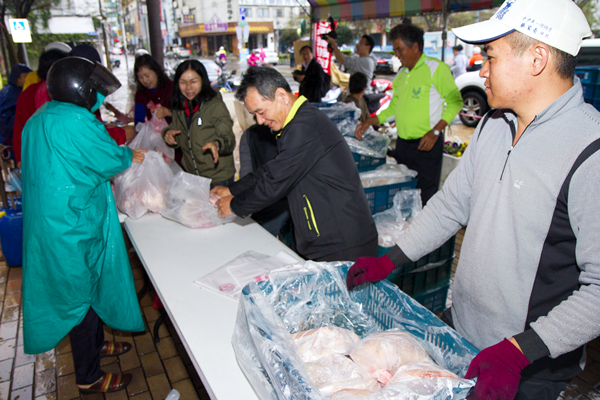 彰化縣平價土雞促銷及品嚐 1500隻土雞不到半小時搶購一空5.png