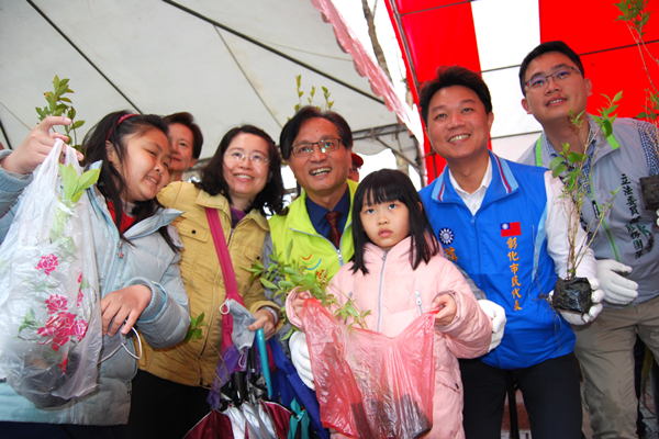 彰化市2019農濃生活市集 首日響應植樹月發放逾千株樹苗2.png 彰化市2019農濃生活市集 首日響應植樹月發放逾千株樹苗2.png