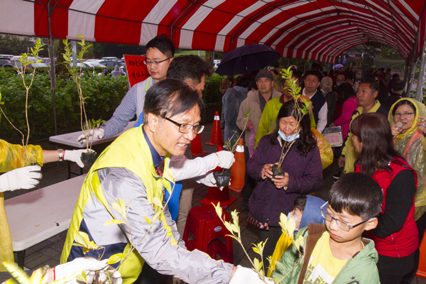 彰化市2019農濃生活市集 首日響應植樹月發放逾千株樹苗4.png