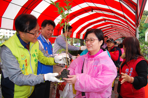 彰化市2019農濃生活市集 首日響應植樹月發放逾千株樹苗1.png 彰化市2019農濃生活市集 首日響應植樹月發放逾千株樹苗1.png