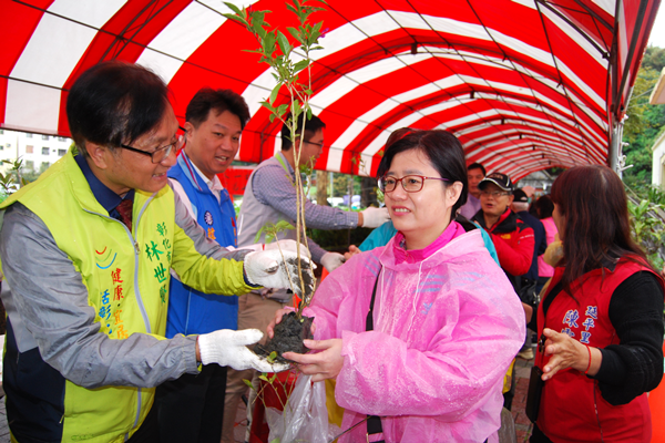 彰化市2019農濃生活市集 首日響應植樹月發放逾千株樹苗1.png