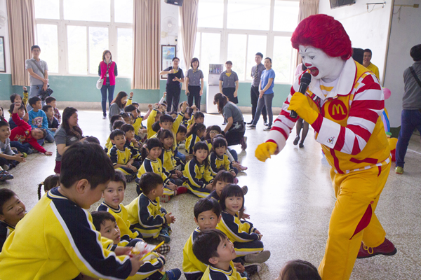 遠離腸病毒威脅 彰化縣衛生局邀麥當勞叔叔教學童正確洗手1.png 遠離腸病毒威脅 彰化縣衛生局邀麥當勞叔叔教學童正確洗手1.png