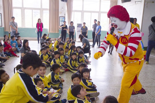 遠離腸病毒威脅 彰化縣衛生局邀麥當勞叔叔教學童正確洗手1.png