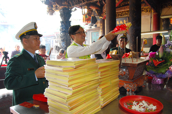 彰化南瑤宮笨港進香個人化郵票 彰化郵局拿郵票過火儀式1.png