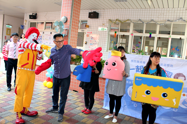 麥當勞叔叔來埔心鄉立幼兒園 與香腸阿伯教大家洗手防腸病毒3.png