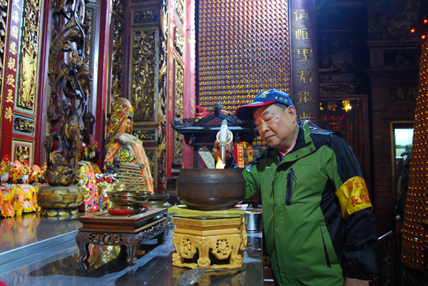 石姓家族後代-笨港進香香擔組組長石正和親自點燃旺爐.png 石姓家族後代-笨港進香香擔組組長石正和親自點燃旺爐.png