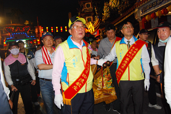 和奉天宮完成歷史性的會香之後南瑤宮進香主委林世賢和進香大總理陳敏生護香擔離開奉天宮.png