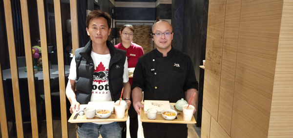 黃鴻圖老闆（左）、林建宏老闆（右）親自為家扶兒送上美味親子丼飯套餐.png