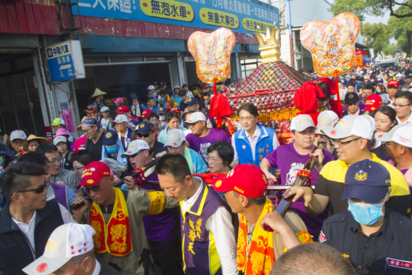 大甲媽祖遶境進香鑾轎抵達彰化 彰化縣市首長接駕3.png