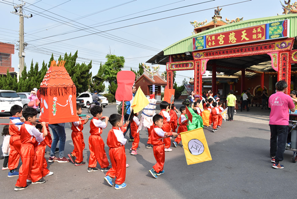 育民幼兒園迎媽祖遶境 超萌小濟公踩街超逗趣 3.png